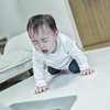 MacBookの前で泣き叫ぶ赤ちゃんの写真