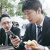 食事中スマホばかりの同僚社員の写真