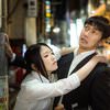 飲みすぎて女子と嫌がる壁ドンの写真